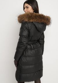 Born2be - Czarna Długa Pikowana Kurtka z Kapturem Odpinanym Futerkiem i Paskiem w Talii Serenira. Okazja: na spacer. Typ kołnierza: kaptur. Kolor: czarny. Materiał: futro. Długość: długie. Styl: elegancki #3