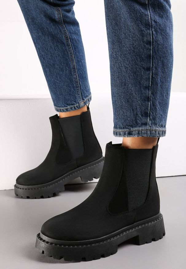 Renee - Czarne Botki Sztyblety z Imitacji Zamszu na Grubej Podeszwie Gosoga. Okazja: na co dzień. Kolor: czarny. Materiał: zamsz. Styl: elegancki, casual