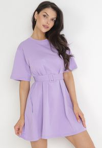Born2be - Fioletowa Bawełniana Sukienka Mini z Materiałowym Paskiem z Klamrą Yakatoki. Okazja: na co dzień. Kolor: fioletowy. Materiał: bawełna, materiał. Długość rękawa: krótki rękaw. Styl: casual. Długość: mini #1