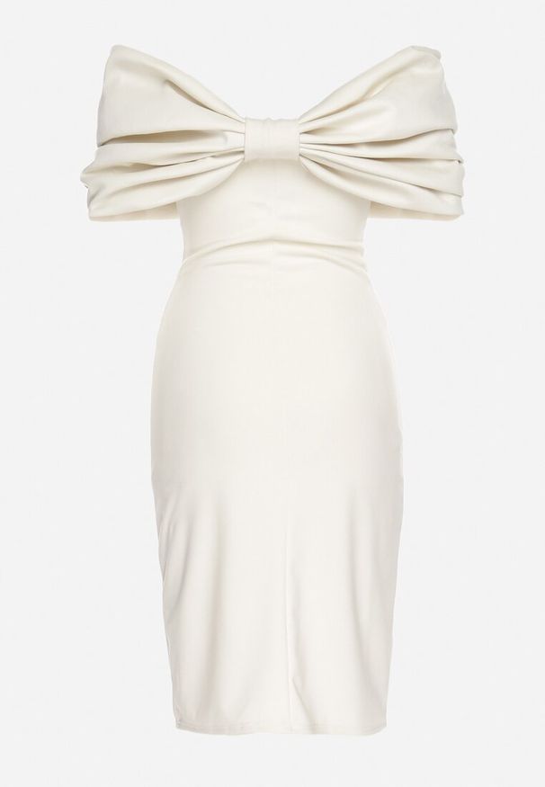 Born2be - Beżowa Taliowana Sukienka Dopasowana z Odsłoniętymi Ramionami i Drapowaniem Palamiria. Okazja: na imprezę, na randkę. Kolor: beżowy