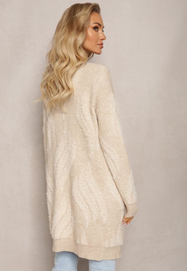 Renee - Jasnobeżowy Luźny Kardigan Niezapinany z Dłuższym Włosiem Karsta. Kolekcja: plus size. Kolor: beżowy. Materiał: dzianina. Długość: długie