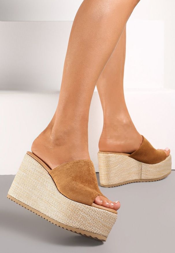 Renee - Brązowe Klapki w Stylu Boho na Platformie i Koturnie z Paskiem z Imitacji Zamszu Marinle. Kolor: brązowy. Materiał: zamsz. Wzór: ażurowy, aplikacja. Obcas: na koturnie. Styl: boho