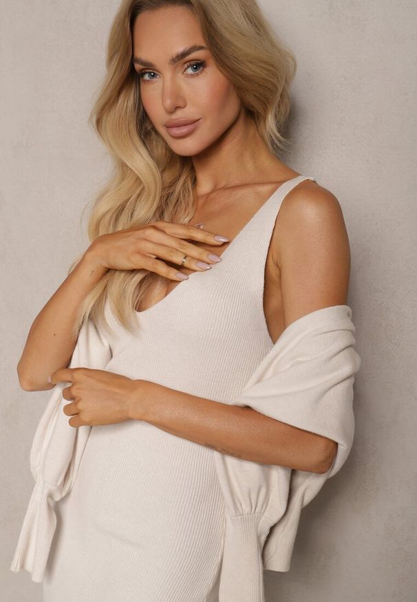 Renee - Jasnobeżowy Komplet z Prążkowanej Dzianiny Golf z Bufiastymi Rękawami i Sukienka na Ramiączkach Belianora. Kolor: beżowy. Materiał: dzianina, prążkowany