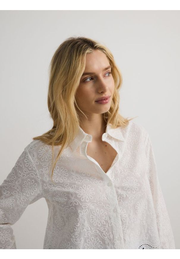 Reserved - Bawełniana koszula z haftem - biały. Kolor: biały. Materiał: bawełna. Wzór: haft