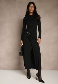 Renee - Czarna Elegancka Sukienka Zdobiona Marszczeniem i Metaliczną Aplikacją Raselia. Okazja: na imprezę. Kolor: czarny. Materiał: skóra. Długość rękawa: długi rękaw. Wzór: aplikacja. Styl: elegancki #1