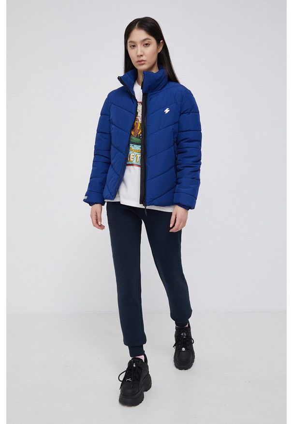 Superdry Kurtka damska kolor granatowy zimowa. Okazja: na co dzień. Kolor: niebieski. Materiał: materiał, poliester. Wzór: gładki. Sezon: zima. Styl: casual