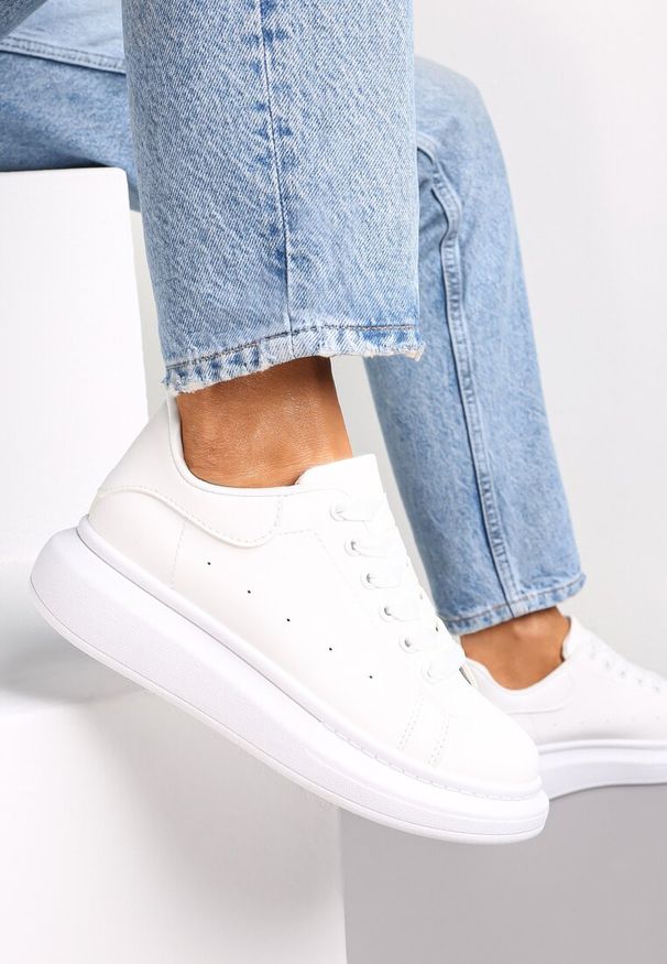 Renee - Białe Sneakersy na Grubej Podeszwie z Przeszyciami i Perforacją Amela. Okazja: na co dzień. Wysokość cholewki: przed kostkę. Kolor: biały. Materiał: materiał, skóra. Szerokość cholewki: normalna. Wzór: aplikacja