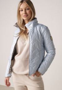 Born2be - Jasnoniebieska Dwustronna Kurtka Pikowana Ozdobiona Naszywką i Panterką Nemopis. Okazja: na co dzień. Kolor: niebieski. Materiał: jeans. Wzór: motyw zwierzęcy, aplikacja. Styl: casual #1