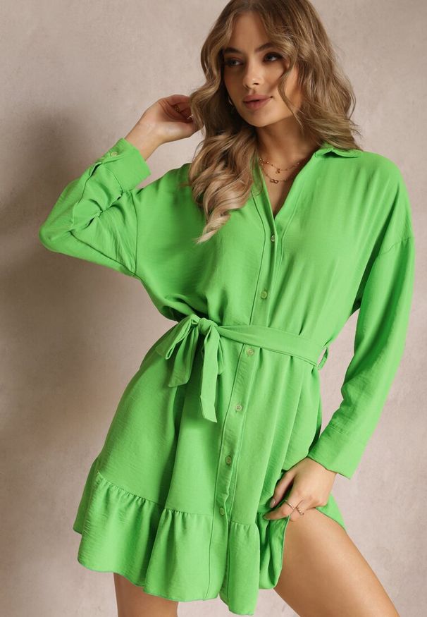 Renee - Zielona Sukienka Koszulowa z Falbanką i Wiązanym Paskiem Neitra. Okazja: na imprezę, do pracy, na co dzień. Kolor: zielony. Materiał: tkanina, materiał. Długość rękawa: długi rękaw. Wzór: gładki, jednolity. Typ sukienki: koszulowe. Styl: elegancki, casual, klasyczny. Długość: mini