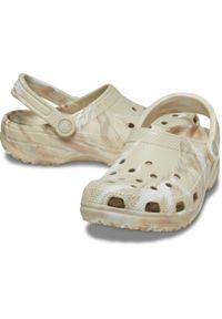 Crocs Classic Marbled Clog. Kolor: brązowy #2