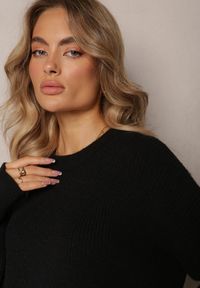 Renee - Czarny Dzianinowy Sweter z Okrągłym Dekoltem Aissorne. Kolor: czarny. Materiał: dzianina. Sezon: zima