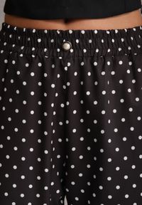 Renee - Czarne Spodnie Casual Wide Leg High Waist Zdobione Wzorem w Kropki Oceasa. Okazja: na co dzień. Stan: podwyższony. Kolekcja: plus size. Kolor: czarny. Materiał: skóra. Długość: krótkie. Wzór: kropki, aplikacja. Styl: casual #5