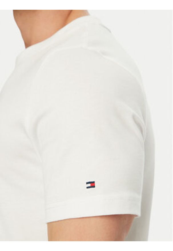 TOMMY HILFIGER - Tommy Hilfiger T-Shirt Logo Graphic MW0MW42389 Biały Regular Fit. Kolor: biały. Materiał: bawełna