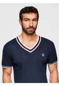 Ombre Clothing - Męska wiskozowa koszulka z dekoltem w serek - granatowa V2 - Rozmiar: S. Okazja: na co dzień, na spotkanie biznesowe, do pracy. Typ kołnierza: dekolt w serek. Kolor: niebieski. Materiał: wiskoza. Długość rękawa: krótki rękaw. Długość: krótkie. Wzór: prążki, haft. Styl: biznesowy, casual, elegancki #1