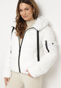 Born2be - Biała Prosta Kurtka Pikowana z Kapturem i Kieszeniami Mirilda. Okazja: na spacer, na co dzień. Typ kołnierza: kaptur. Kolor: biały. Materiał: jeans. Sezon: zima. Styl: klasyczny, casual, elegancki #1