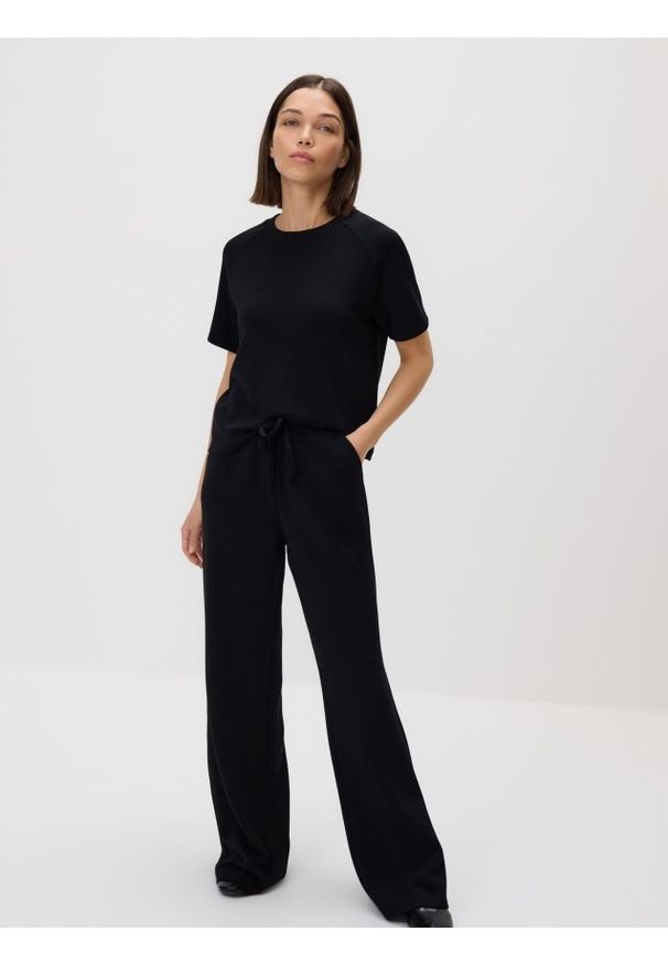Reserved - Spodnie dresowe long leg - czarny. Kolor: czarny. Materiał: dresówka