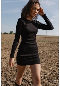 Marsala - Sukienka z prążkowanego materiału z wycięciem na plecach czarna - ALTEA MINI. Kolor: czarny. Materiał: prążkowany, materiał. Długość rękawa: długi rękaw. Styl: elegancki. Długość: mini