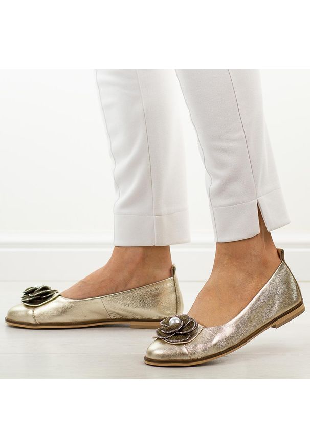 DEONI - Złote skórzane Polskie półbuty damskie Deoni D047. Okazja: na co dzień. Nosek buta: okrągły. Kolor: złoty. Materiał: skóra. Szerokość cholewki: normalna. Wzór: aplikacja, kwiaty. Sezon: wiosna, jesień, lato. Styl: casual, elegancki, klasyczny, wizytowy