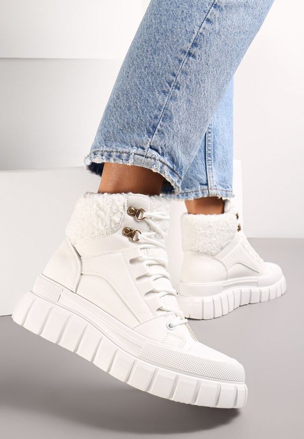 Renee - Białe Botki na Grubej Podeszwie z Futerkiem Nemda. Okazja: na co dzień. Nosek buta: okrągły. Zapięcie: sznurówki. Kolor: biały. Materiał: futro. Szerokość cholewki: normalna. Styl: elegancki, casual
