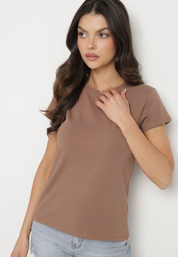 Born2be - Brązowy Bawełniany Klasyczny T-shirt Lunolia. Okazja: na co dzień. Kolor: brązowy. Materiał: bawełna. Wzór: gładki. Styl: klasyczny