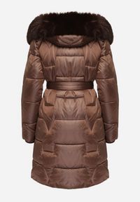 Born2be - Brązowa Pikowana Kurtka o Długim Kroju Ozdobiona Paskiem i Odpinanym Futerkiem Milirra. Okazja: na spacer. Kolor: brązowy. Materiał: futro. Długość: długie. Wzór: aplikacja. Styl: elegancki, wizytowy #7