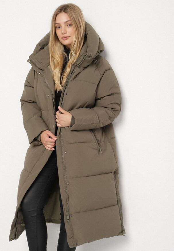 Born2be - Ciemnozielona Pikowana Kurtka Zimowa z Kapturem i Bocznymi Suwakami Falossea. Okazja: na co dzień. Typ kołnierza: kaptur. Kolekcja: plus size. Kolor: zielony. Materiał: poliester, dzianina, jeans. Sezon: zima. Styl: klasyczny, casual