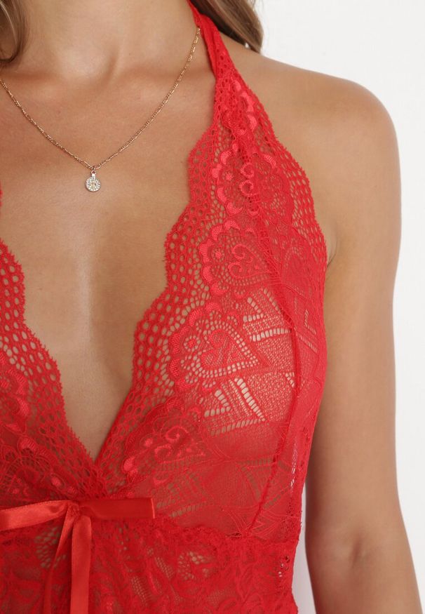 Born2be - Czerwona Koronkowa Koszula Nocna z Ozdobnym Rozcięciem i Stringami Avino. Kolor: czerwony. Materiał: koronka. Wzór: koronka