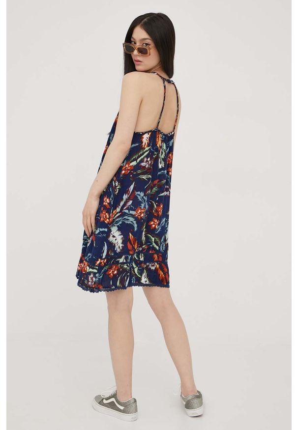 Superdry sukienka kolor granatowy mini rozkloszowana. Typ kołnierza: dekolt w karo. Kolor: niebieski. Materiał: tkanina. Długość rękawa: na ramiączkach. Typ sukienki: rozkloszowane. Długość: mini