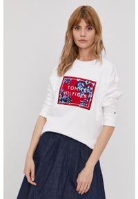 TOMMY HILFIGER - Tommy Hilfiger - Bluza bawełniana. Kolor: biały. Materiał: bawełna. Długość rękawa: długi rękaw. Długość: długie. Wzór: aplikacja #1