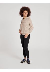 Damska bluza z kapturem Hummel Noni 2.0. Typ kołnierza: kaptur. Kolor: szary. Materiał: polar, bawełna, poliester. Długość rękawa: raglanowy rękaw. Wzór: aplikacja
