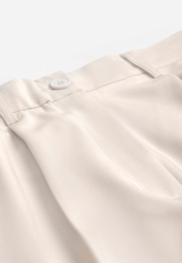 Renee - Jasnobeżowe Szorty o Garniturowym Kroju High Waist z Dodatkiem Wiskozy Mavvia. Okazja: na co dzień. Stan: podwyższony. Kolor: beżowy. Materiał: wiskoza. Sezon: lato. Styl: elegancki, klasyczny, casual