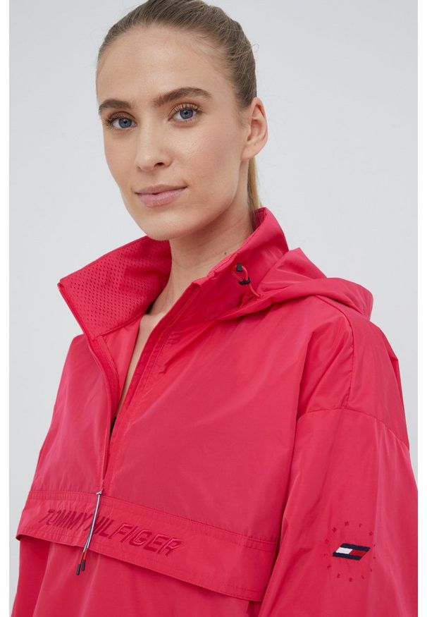 TOMMY HILFIGER - Tommy Hilfiger kurtka przeciwdeszczowa damska kolor różowy przejściowa oversize. Kolor: różowy. Materiał: materiał