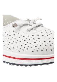 Półbuty damskie S.Barski, cholewka ze skóry naturalnej gładkiej z perforacją wsuwany fason dekoracyjna kokardka zaokrąglony nosek kontrastowe wstawki. Okazja: na co dzień. Zapięcie: sznurówki. Kolor: biały. Materiał: skóra. Szerokość cholewki: normalna. Wzór: gładki. Styl: casual, elegancki, sportowy, klasyczny #8