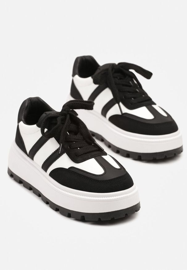 Born2be - Czarno-Białe Sneakersy na Grubej Podeszwie Ozdobione Tłoczeniem i Paskami Fonrith. Okazja: na co dzień. Zapięcie: pasek. Kolor: czarny. Materiał: jeans. Wzór: aplikacja. Obcas: na obcasie. Wysokość obcasa: średni