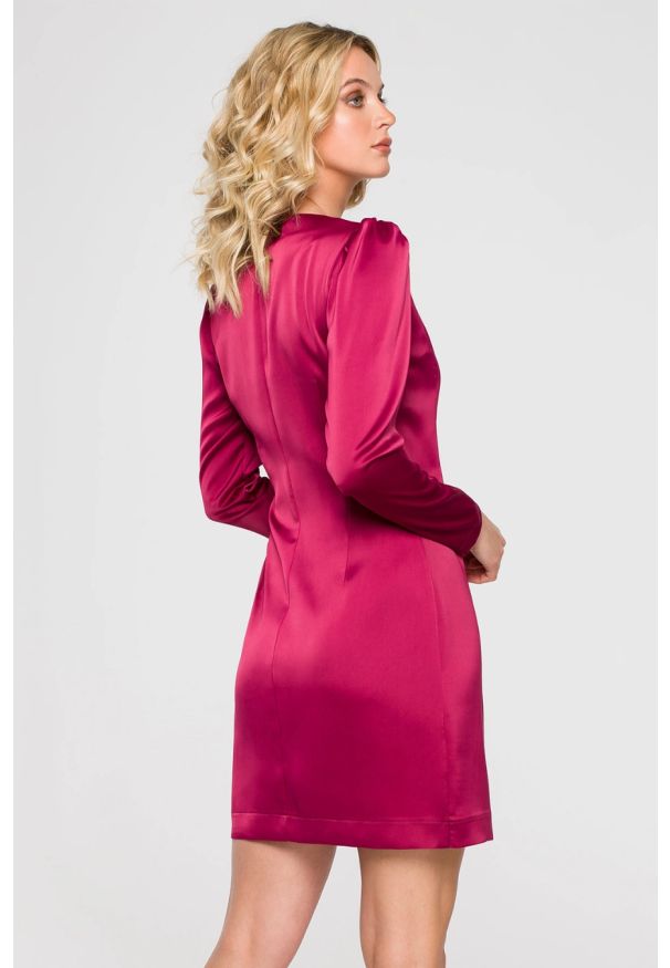 Sukienki.shop - Sukienka satynowa kopertowa mini z wiązaniem w talii bordowa. Okazja: na wesele, na imprezę, na ślub cywilny. Kolor: czerwony, zielony. Materiał: satyna. Typ sukienki: kopertowe. Styl: wizytowy. Długość: mini