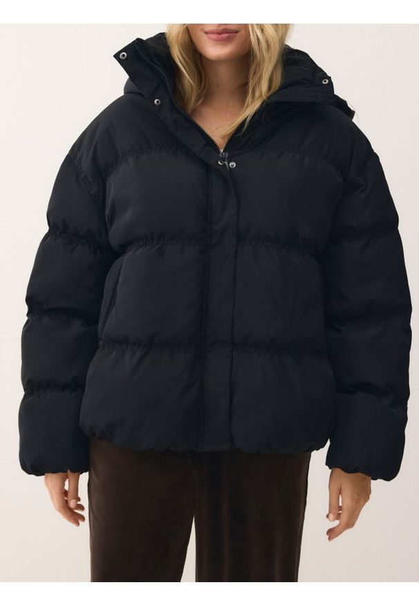 Reserved - Pikowana kurtka z kapturem - czarny. Typ kołnierza: kaptur. Kolor: czarny. Materiał: tkanina