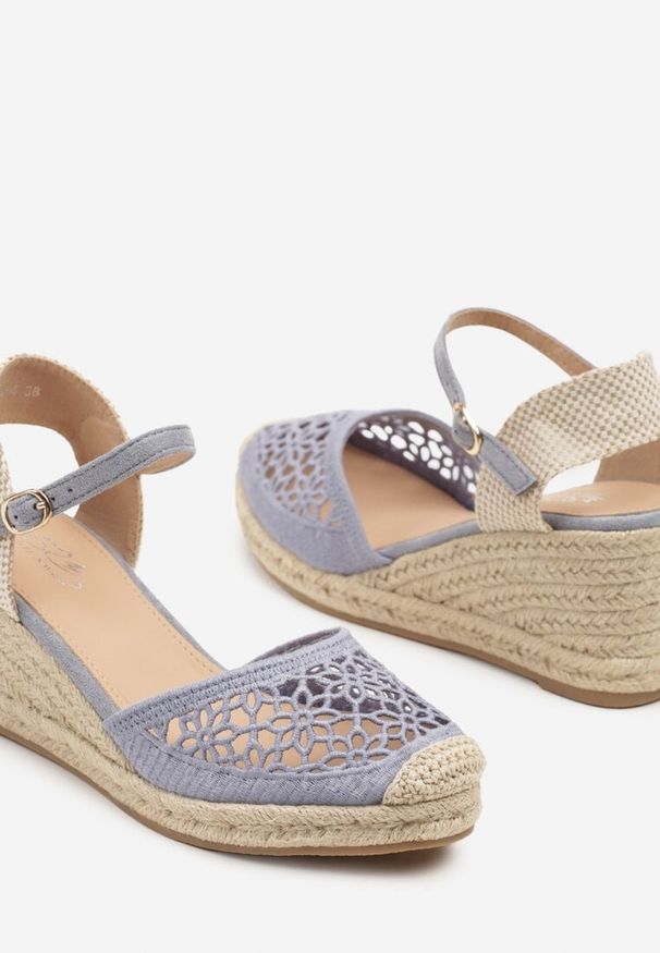 Born2be - Niebieskie Ażurowe Sandały Espadryle na Koturnie z Plecionki Nusielis. Okazja: na co dzień. Zapięcie: pasek. Kolor: niebieski. Materiał: jeans, koronka. Wzór: ażurowy. Obcas: na koturnie. Styl: boho, casual