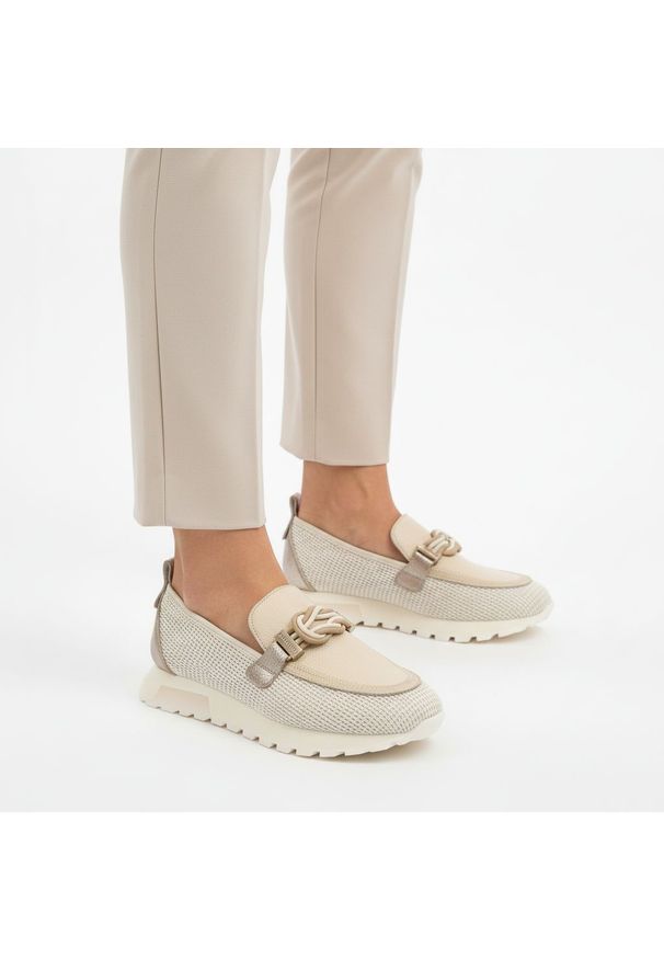 Półbuty damskie Hispanitas, ze skóry naturalnej z tekstylnymi wstawkami z siateczki i wsuwanym krojem, beżowe, HV264857 Formentera-V26 Panna Bolero-V. Okazja: na co dzień. Kolor: beżowy. Materiał: skóra. Szerokość cholewki: normalna. Wzór: gładki. Styl: casual, elegancki