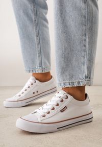 Born2be - Biało-Brązowe Klasyczne Trampki do Kostki z Lamówką przy Podeszwie Kasiope. Okazja: na co dzień. Kolor: biały. Materiał: jeans. Styl: klasyczny #1
