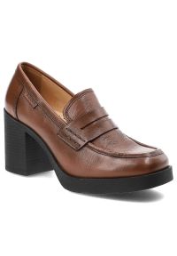 Brązowe Półbuty Nessi Gustowne Buty Na Obcasie. Okazja: na co dzień. Kolor: brązowy. Materiał: skóra. Obcas: na obcasie. Styl: elegancki. Wysokość obcasa: średni