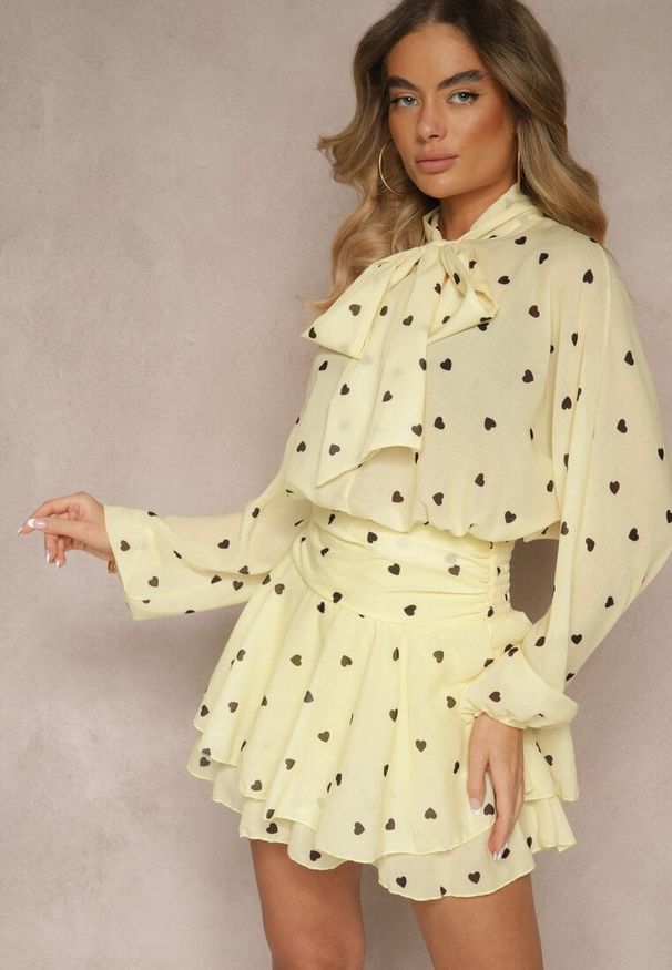 Renee - Żółta Sukienka o Rozkloszowanym Kroju z Nietoperzowymi Rękawami i Wiązaniem Mironaria. Okazja: na co dzień. Kolor: żółty. Długość rękawa: długi rękaw. Typ sukienki: rozkloszowane. Styl: casual, elegancki