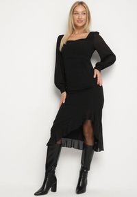 Born2be - Czarna Taliowana Sukienka VICES z Falbankami i Bufiastymi Rękawami Aruvita. Okazja: na ślub cywilny, na wesele. Typ kołnierza: kołnierz z falbankami. Kolor: czarny. Materiał: lakier. Typ sukienki: oversize. Styl: klasyczny #6