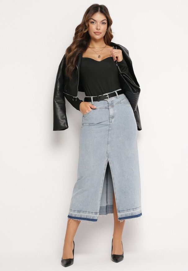Born2be - Jasnoniebieska Spódnica Jeansowa Midi z Paskiem z Imitacji Skóry Kiarmi. Kolor: niebieski. Materiał: skóra, jeans