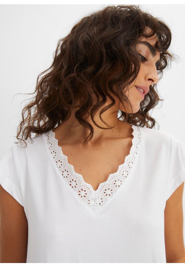 bonprix - T-shirt z mieszanki wiskozy. Kolor: biały. Materiał: wiskoza, koronka. Wzór: koronka