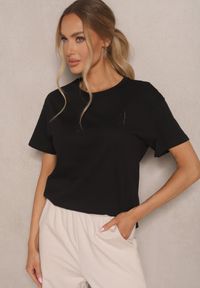 Renee - Czarny T-shirt z Dłuższym Tyłem Zdobiony Haftem Ninilla. Okazja: na co dzień. Kolor: czarny. Materiał: skóra. Długość: długie. Wzór: aplikacja, haft. Sezon: lato, wiosna. Styl: elegancki, casual