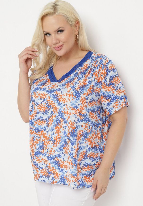 Born2be - Niebieska Wiskozowa Bluzka z Krótkim Rękawem i Dekoltem Typu V-Neck Natloza. Okazja: na co dzień. Typ kołnierza: dekolt w serek. Kolekcja: plus size. Kolor: niebieski. Długość: krótkie. Wzór: kwiaty. Materiał: wiskoza. Długość rękawa: krótki rękaw. Styl: casual, elegancki