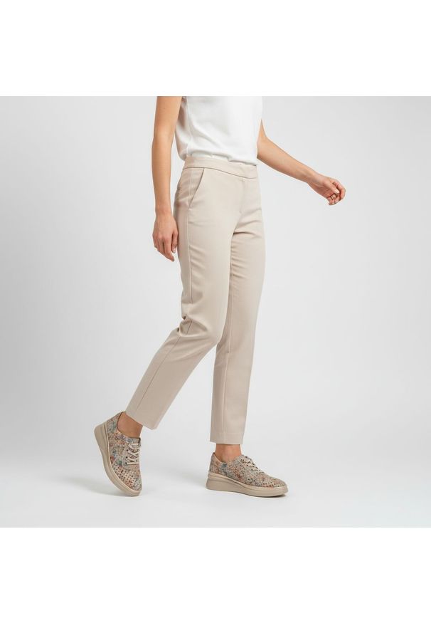 Półbuty damskie Vinceza, cholewka skóra naturalna licowa z nadrukiem sznurowanie uzupełnione bocznym zamkiem perforowane detale miękka linia noska po. Okazja: na co dzień. Zapięcie: sznurówki. Kolor: beżowy. Materiał: skóra. Szerokość cholewki: normalna. Wzór: nadruk. Styl: klasyczny, casual