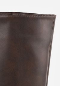 Renee - Brązowe Proste Kozaki na Kaczuszce ze Szpiczastym Noskiem w Eleganckim Stylu Chasho. Nosek buta: szpiczasty. Kolor: brązowy. Materiał: satyna. Szerokość cholewki: normalna. Wzór: gładki. Obcas: na szpilce. Styl: elegancki. Wysokość obcasa: średni #6