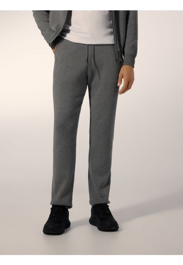 Reserved - Dzianinowe spodnie jogger - jasnoszary. Kolor: szary. Materiał: dzianina