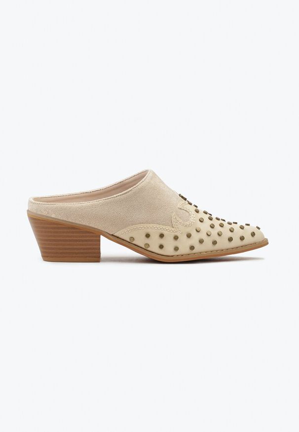 Born2be - Beżowe Klapki Mule na Stożku Stylizowane na Kowbojki z Nitami Lakedia. Okazja: na co dzień. Nosek buta: szpiczasty. Kolor: beżowy. Materiał: jedwab, jeans. Obcas: na stożku. Styl: elegancki, wizytowy, casual